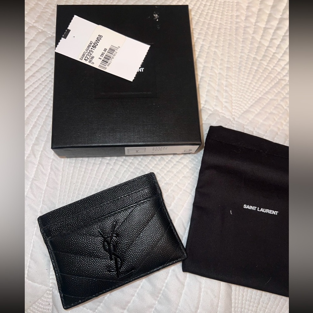 Noir YSL  wallet used but really good condition.
Leather
